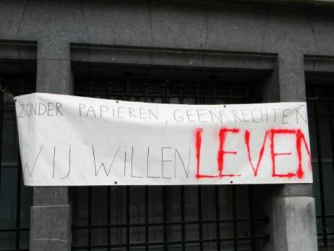 Zonder_papieren_geen_rechten_wij_willen_leven-medium